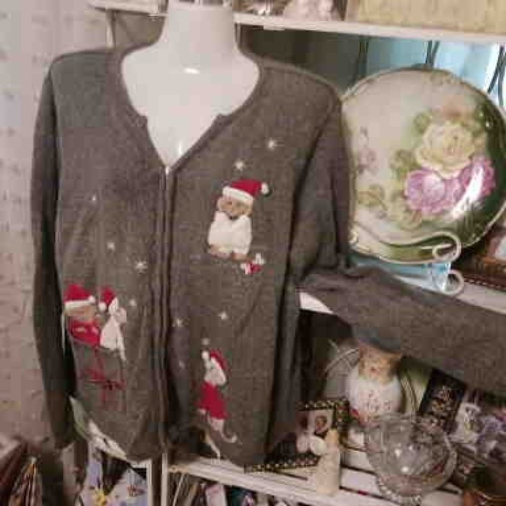 Cute Christmas sweater w/dogs